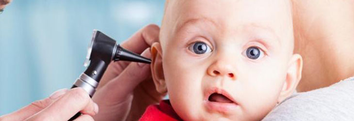 Bambino che viene visitato